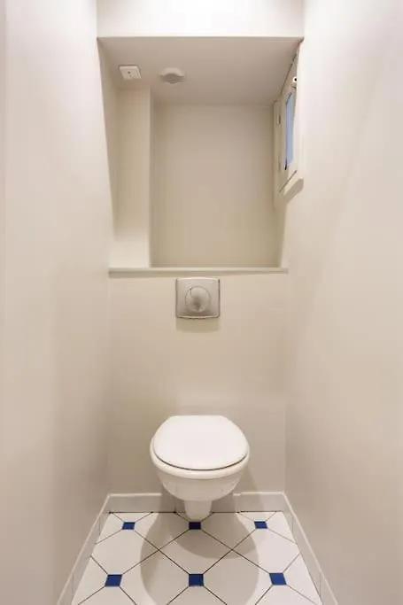 La Suite Des Expositions Париж