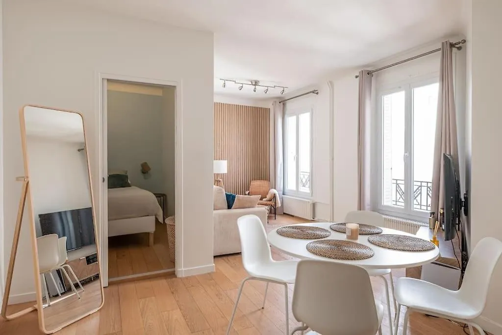 La Suite Des Expositions Paris 0*,